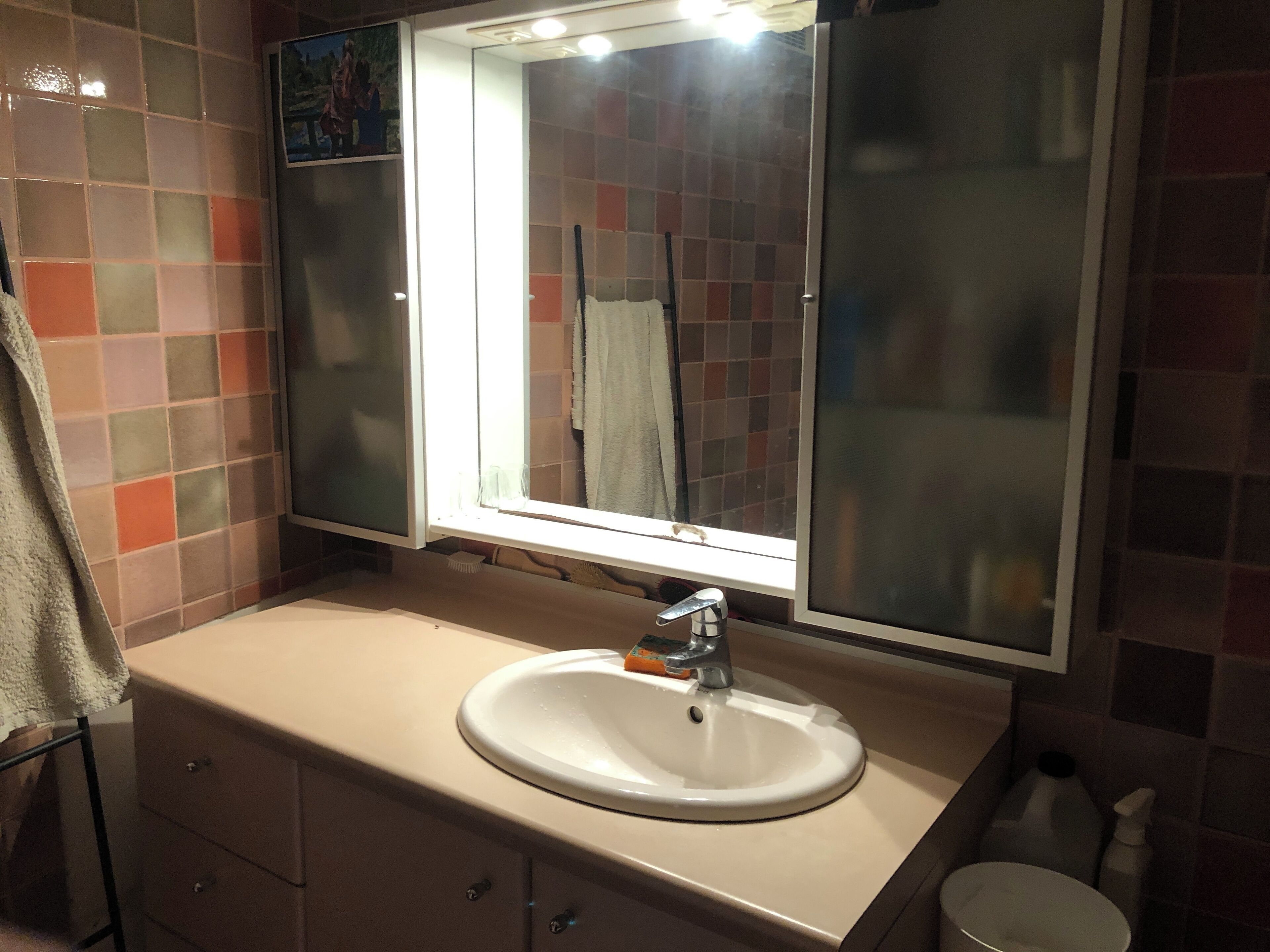 Articles de toilette écologiques, sèche-cheveux, serviettes fournies