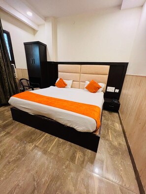 Soundproofing, free WiFi, bed sheets - Goroomgo Alfa Lucknow (Lucknow)