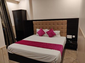 Soundproofing, free WiFi, bed sheets
