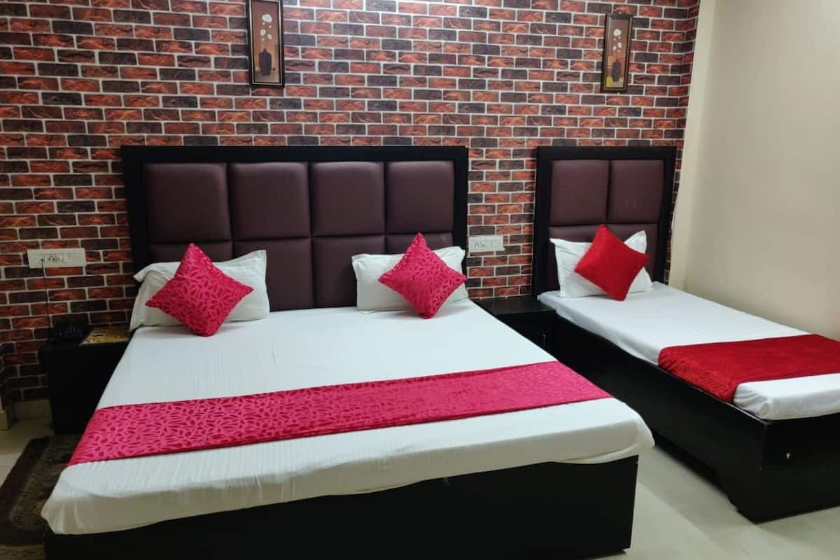 Deluxe Triple Room, City View | Soundproofing, WiFi (free), bed sheets