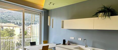 ثلاجة، موقد طهي مسطح، مستلزمات طهي/أطباق/أوعية، مائدة طعام