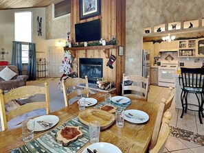 Dining - Lowkeys Lodge | Hot Tub, Great Midtown Location (Ruidoso)