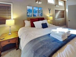 3 slaapkamers, een strijkplank/strijkijzer, internet, beddengoed