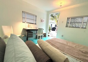 2 Schlafzimmer, Schreibtisch, Bügeleisen/Bügelbrett, Reisekinderbett