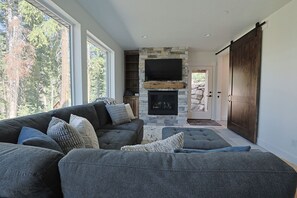 Smart TV, fireplace, computer monitors - Silverview Lodge by Cottonwood Lodging (Brighton)