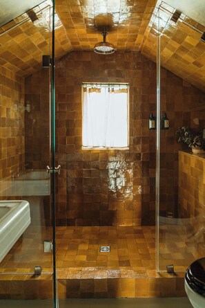 SĂšche-cheveux, serviettes fournies, savon, papier toilette