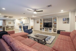 House, 3 Bedrooms | Living area | Smart TV - Ld 435 Twilight Point 3 Bedroom Home (New Braunfels)