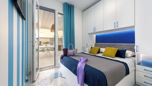 Un dormitorio moderno con cama, escritorio y baño.