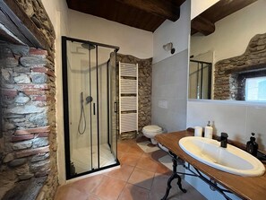 Shower, hair dryer, bidet, towels - Historic farmhouse with private courtyard - Robin's Nest, Paruzzaro (paruzzaro)
