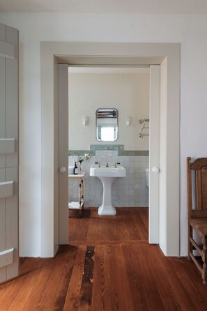 Sèche-cheveux, serviettes fournies, savon, shampoing