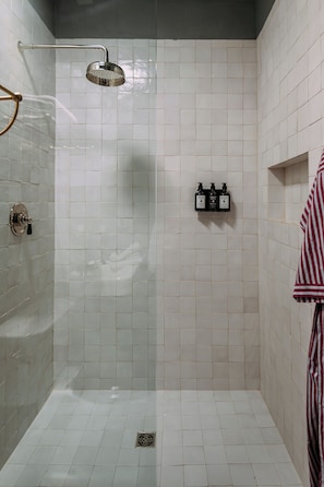 Haartrockner, HandtĂŒcher, Seife, Shampoo