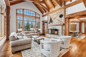 テレビ、暖炉、卓球台、書庫