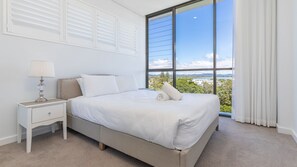 2 bedrooms, desk, WiFi, bed sheets