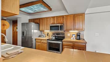 Een koelkast, een magnetron, een oven, een kookplaat