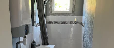 Serviettes fournies, savon, papier de toilette