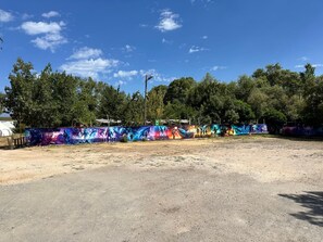 이코노미룸 | 거실 공간 | 위성 채널 시청이 가능한 102인치 TV