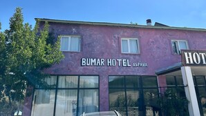 Ein Gebäude mit der Aufschrift "BUMAR HOTEL ASPAVA".