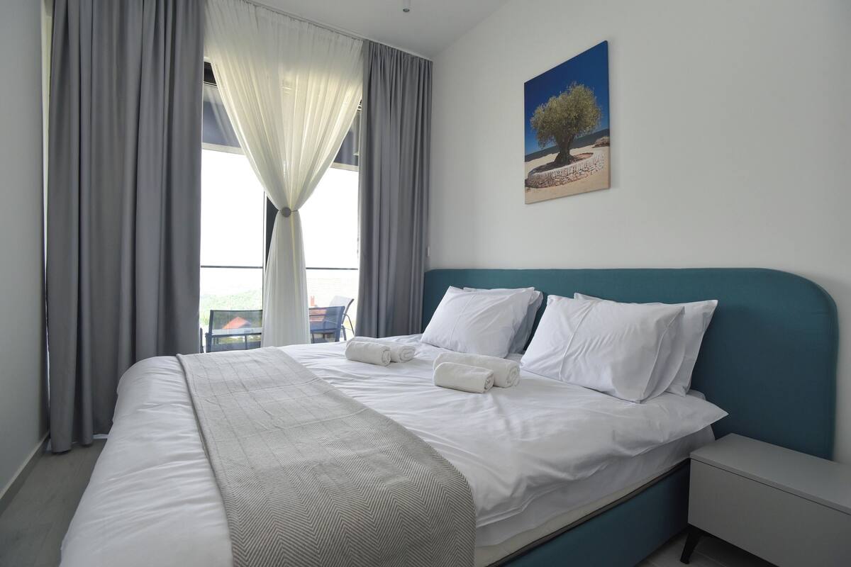 In-room safe, blackout curtains, soundproofing