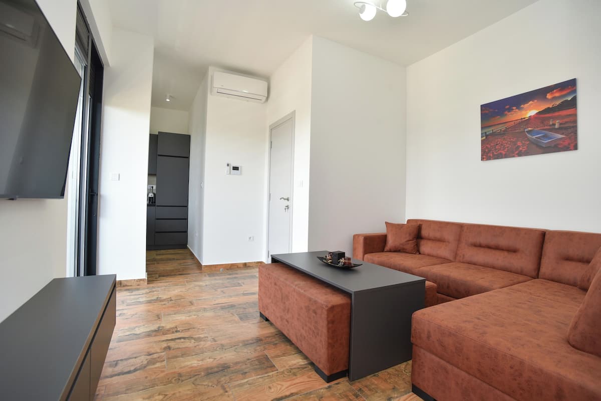 Deluxe Apartment, Sea View | In-room safe, blackout drapes, soundproofing