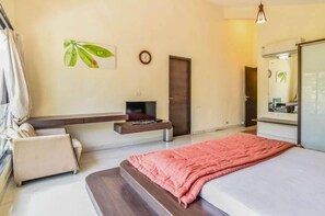 4 bedrooms, iron/ironing board, WiFi, bed sheets - Bungalows In Lonavala with Swimming pool, WiFi, fitness room (Lonavala)