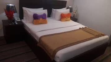 Quarto casal luxo | Quartos à prova de som, ferros/tábuas de passar roupa, Wi-Fi de cortesia