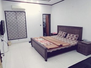 غرفة ديلوكس مزدوجة | تجهيزات عازلة للصوت ومكواة/لوح كي وواي فاي مجانًا