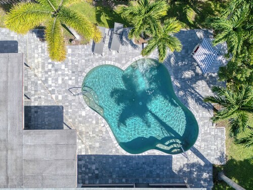 Heated Pool - New Listing-Pool Home- 1/2 block from Beach
