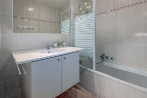 Bathroom - 1 bedroom accommodation in Oostduinkerke (Oostduinkerke)