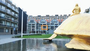 A golden statue in a water feature with modern buildings in the background. - 1 bedroom accommodation in Nieuwpoort (Nieuwpoort)