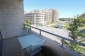 Outdoor dining - 1 bedroom accommodation in Nieuwpoort (Nieuwpoort)