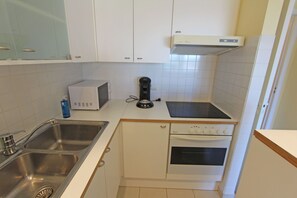 Refrigerador, microondas, cafetera y tetera y utensilios de cocina 