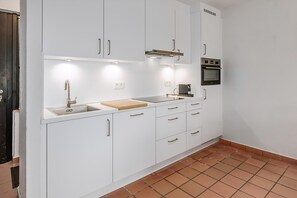 Frigorífico, microondas, placa de cocina y cafetera o tetera