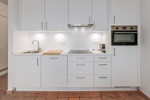Réfrigérateur, micro-ondes, plaque de cuisson, cafetiÚre/bouilloire
