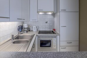 Kühlschrank, Ofen, Herdplatte, Wasserkocher mit Kaffee-/Teezubehör