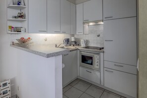 Fridge, oven, stovetop, coffee/tea maker