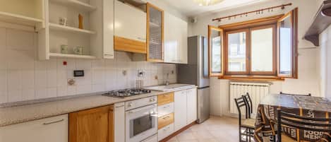 Frigorifero, forno, bollitore elettrico, tostapane