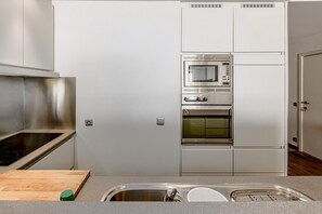 Een koelkast, een microgolfoven, een oven, een kookplaat