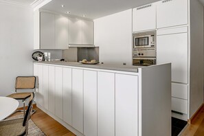 Frigorifero, forno, piano cottura, macchina per tè/caffè