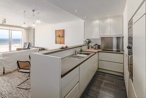Microondas, horno, cafetera y tetera y utensilios de cocina 