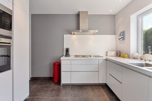 Een microgolfoven, een kookplaat, een waterkoker