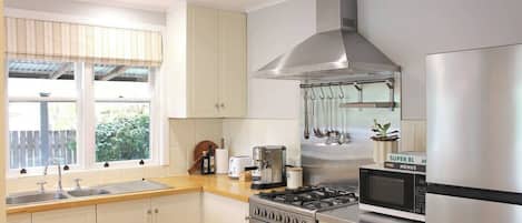 Frigorifero, microonde, forno, piano cottura