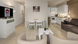Un apartamento moderno con comedor, cocina y sala de estar.