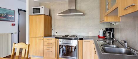 Réfrigérateur, un four, surface de cuisson, cafetiÚre-théiÚre