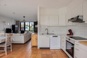 Réfrigérateur, four, plaque de cuisson, cafetière/bouilloire