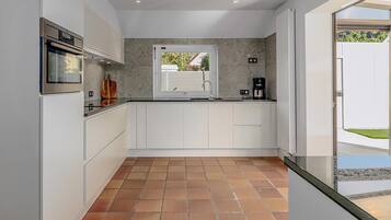 Een koelkast, een koffiezetapparaat/waterkoker, een broodrooster