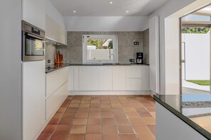 Fridge, coffee/tea maker, toaster