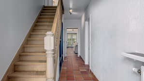 A staircase with wooden steps and a white wall. - Villa in Oostduinkerke (Oostduinkerke)