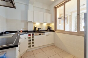 Réfrigérateur, four, plaque de cuisson, cafetière/bouilloire