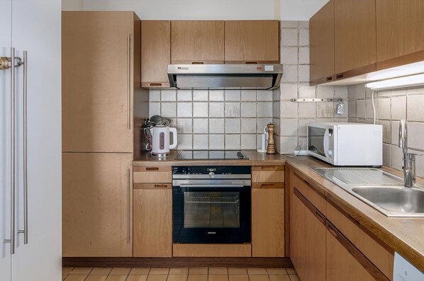 Een koelkast, een microgolfoven, een oven, een kookplaat