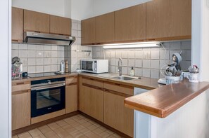Fridge, microwave, oven, stovetop - 2 bedroom accommodation in Sint Idesbald (Sint Idesbald)